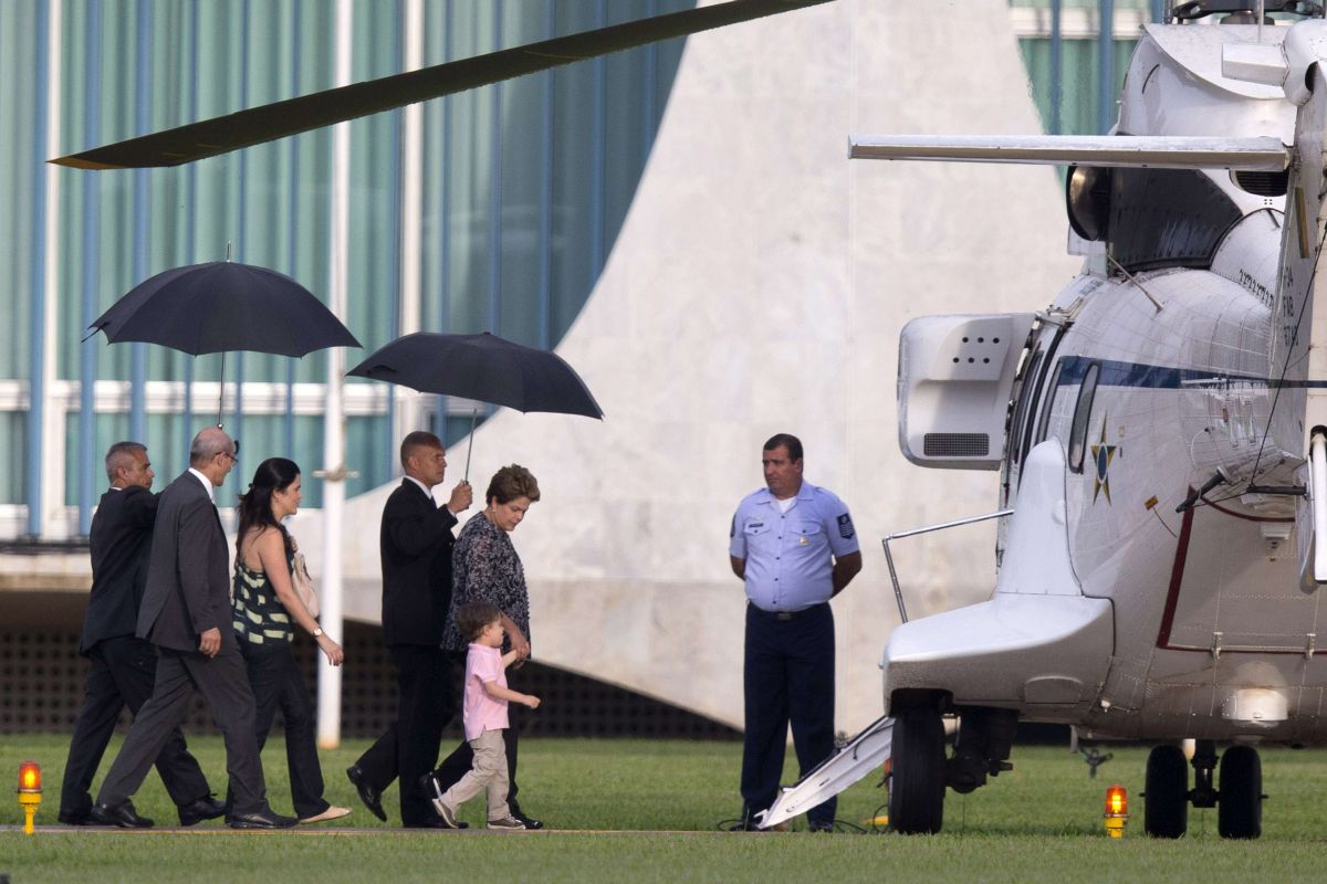 A presidente com a filha e o neto a caminho da Bahia | REUTERS/Ueslei Marcelino
