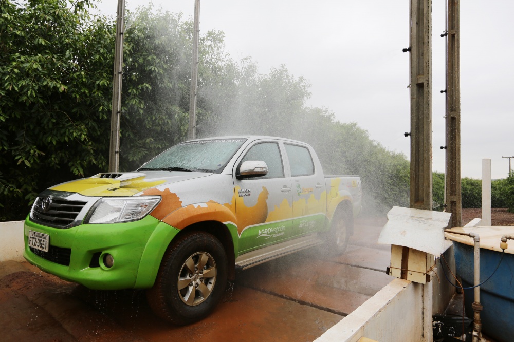 Camionete da Expedição passa por processo de higienização antes de entrar em uma granja. | Giuliano Gomes / Gazeta Do Povo