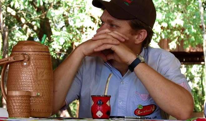 Os agricultores paraguaios não se separam do tererê. Os entrevistados da Expedição Safra e da Agrotec levaram a bebida para as reuniões e até para a lavoura. | 