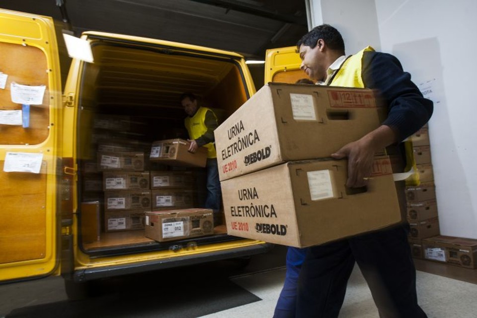 Transporte das urnas eletrônicas em Curitiba | André Rodrigues/Agência de Notícias Gazeta do Povo