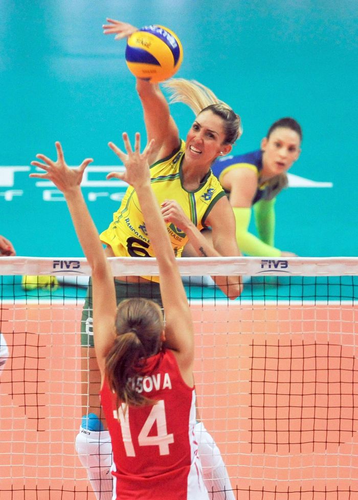 Thaisa ataca o bloqueio russo na vitória do Brasil no Mundial de vôlei | EFE