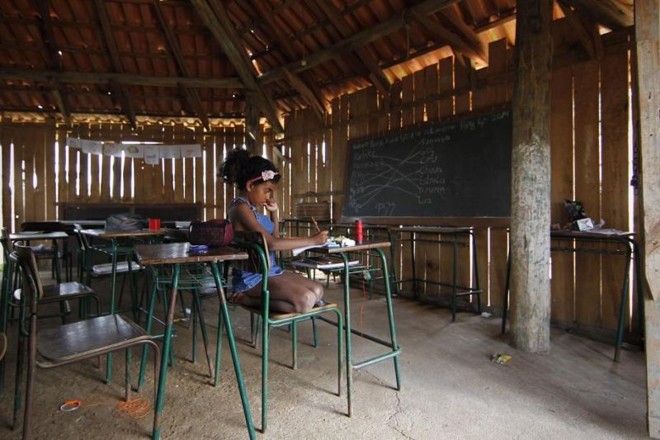 Em aula de reforça, menina tem aulas em idioma caingangue |