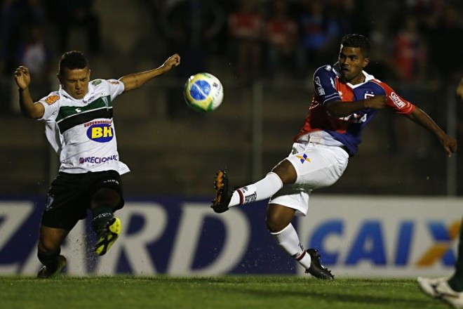 Meia Henrique Santos tenta chute a gol na partida entre Paraná e América-MG |