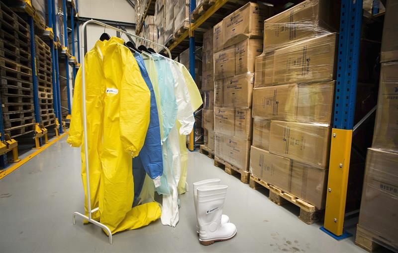 Roupas de proteção contra o vírus | EFE/EPA/REMKO DE WAAL