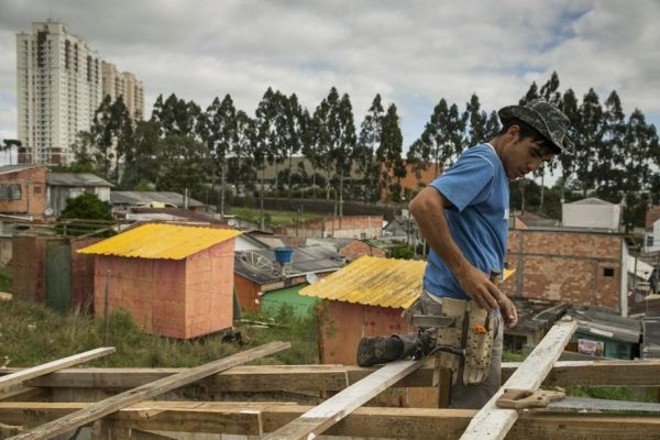 Construção de casebres avançam, ao lado de prédios luxuosos do Ecoville | 