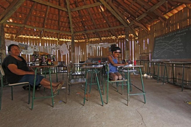 Enquanto escola prometida pelo poder público não sai do papel, moradores da aldeia têm aulas de reforço em sala improvisada |