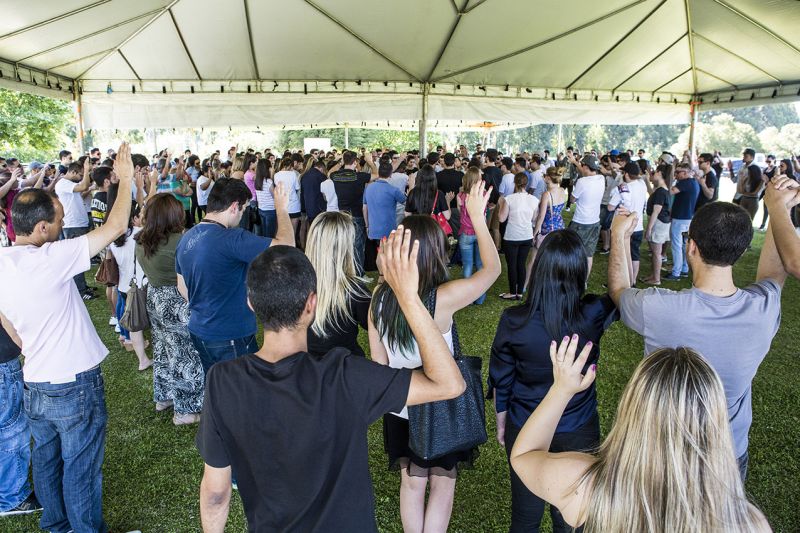 Pelo menos 1,5 mil pessoas foram se despedir de Wagner | Brunno Covello/Gazeta do Povo