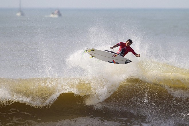 Sul-africano Jordy Smith na etapa portuguesa do mundial de surfe |