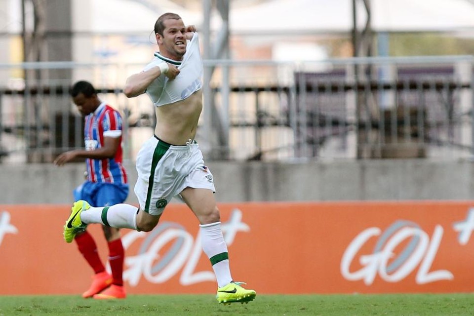 Tiago Luis, do Chapecoense, comemora gol contra o Bahia | Felipe Oliveira / AQgif / Folhapress