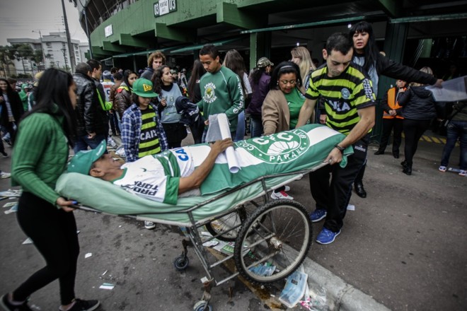 Amuleto alviverde, o aposentado Jairton da Rocha acompanha o clube em uma maca no Couto Pereira |
