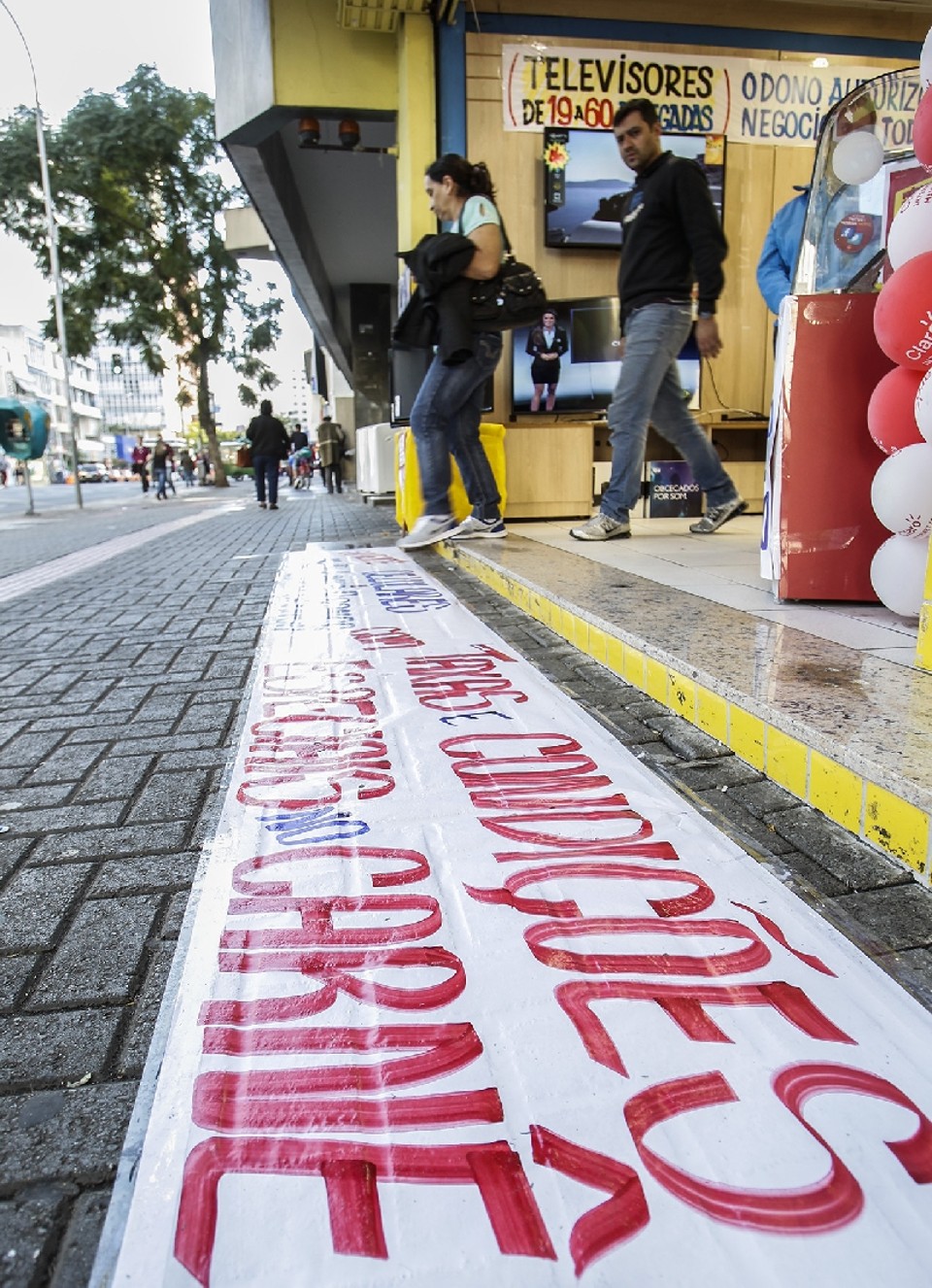 A taxa de juros do comércio caiu para 4,63% em setembro, segundo pesquisa da Anefac | Daniel Castellano / Gazeta do Povo