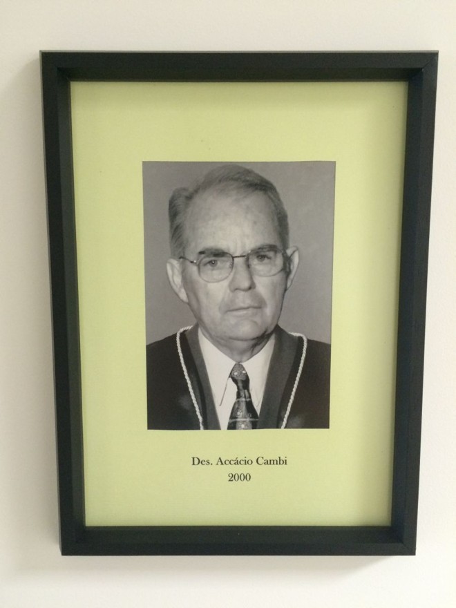 Des. Accácio CambiIngressou na magistratura em de julho de 1963 como juiz substituto. Em 1982 exerceu o cargo de juiz eleitoral e foi membro do Tribunal Regional Eleitoral, tendo deixado a função para integrar o Tribunal de Alçada do Paraná em maio de 1986. Tornou-se desembargador do TJ-PR em fevereiro de 1993, tendo assumido a vice-presidência em 2000. Foi diretor-geral na gestão 2006/07 e coordenador geral do Curso de Preparação para a Magistratura, ministrado pela Escola da Magistratura do Paraná. Aposentou-se em 28 de abril de 2006. |