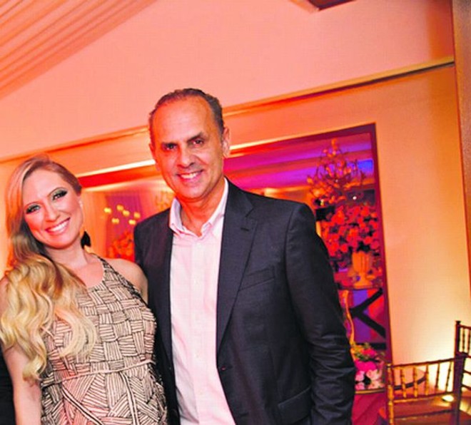 O casal Lizie Capello e José Luiz Nucete Alarcón recebeu amigos para uma dupla comemoração, do aniversário dela e do lançamento do DVD Tempo de Recomeçar, no qual Lizie interpreta clássicos da MPB. José Luiz é proprietário do grupo Vale Fértil |