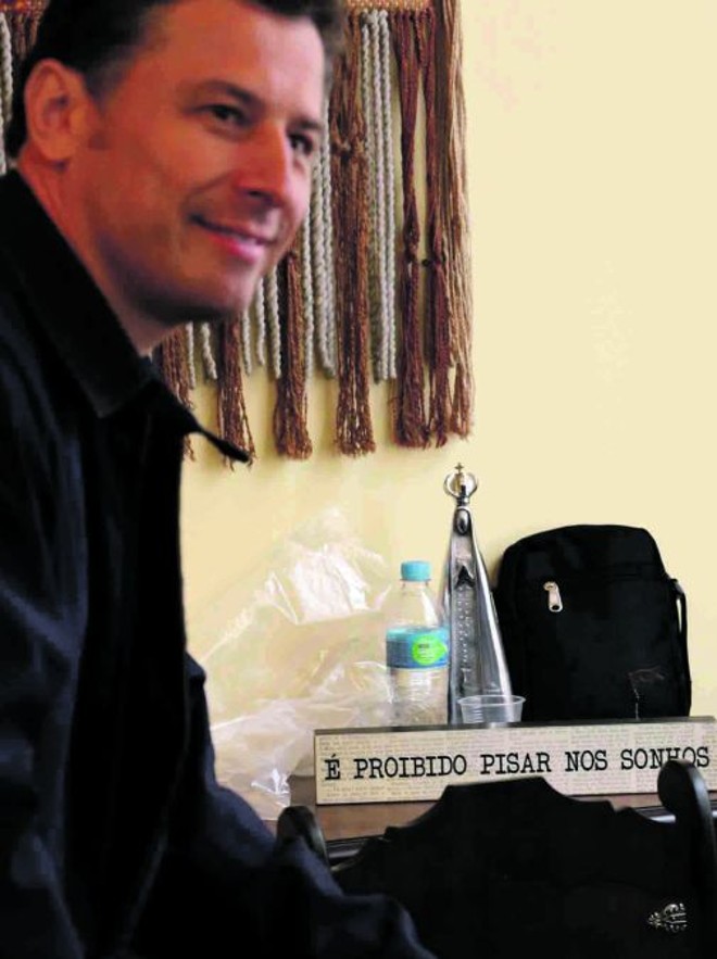 O candidato ao Senado do PCdoB, Ricardo Gomyde, se preparando para votar no Co légio Sion em Curitiba sob o 