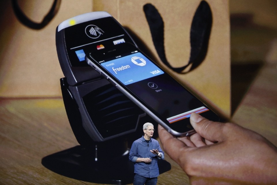 Tim Cook, CEO da Apple, apresenta o Apple Pay durante lançamento do novo iPhone: pagamento com apenas um toque no celular | Stephen Lam / Reuters