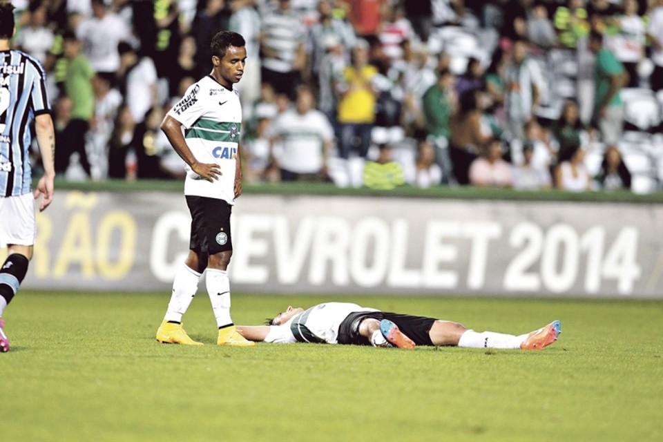 Caído no gramado do Couto Pereira, Robinho lamenta empate e chance perdida nos acréscimos | Daniel Castellano/ Gazeta do Povo