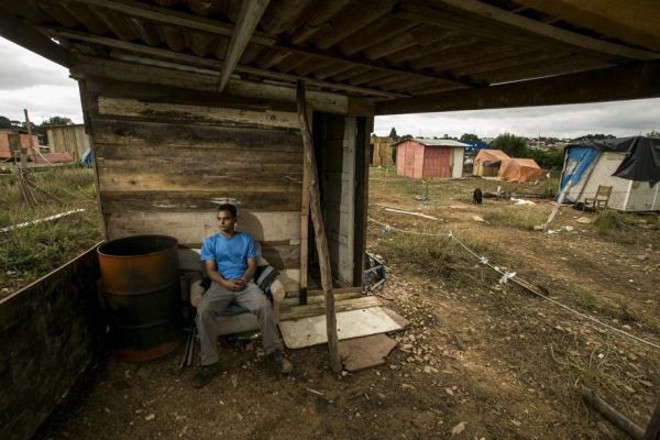 A casa de Prynces Sandder tem até uma pequena varanda, onde o rapaz gosta de ficar nos fins de tarde | 