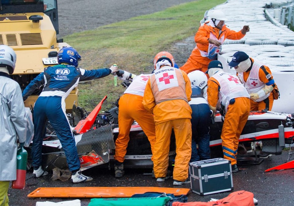 Equipe de socorristas atendem o piloto francês Jules Bianchi após um grave acidente no GP de Suzuka, no Japão | EFE/EPA/HIROSHI YAMAMURA