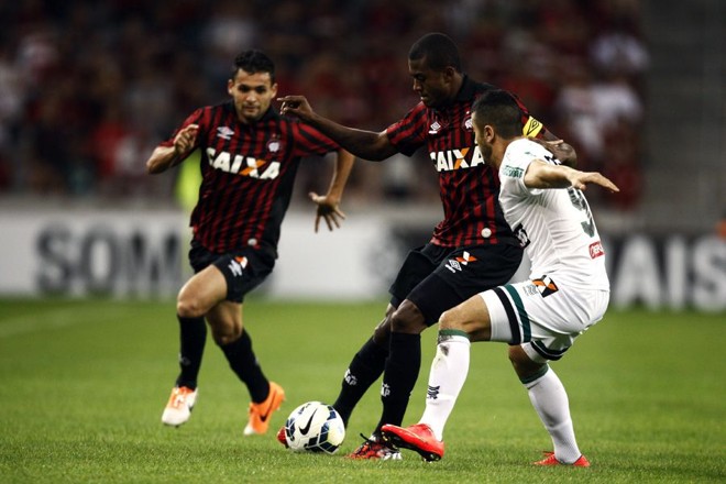 Paulinho Dias troca passes com Marcelo |