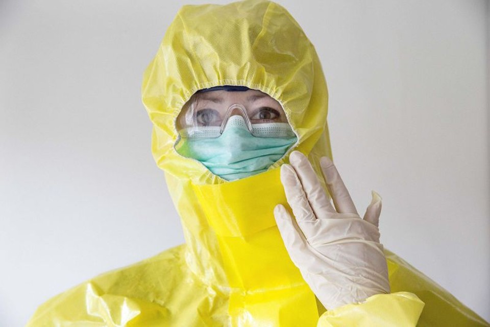 Em Gouda, na Holanda, funcionário médico mostra as roupas protetoras da Cordaid, organização católica que fornece ajuda humanitária para Serra Leoa | Arie Kievit/Efe