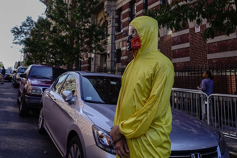 Funcionário do Centro Hospitalar Bellevue, em Nova Iorque, onde o menino com suspeita de ebola está internado, usa equipamento apropriado para tratamento de pacientes com o vírus | REUTERS/Eduardo Munoz