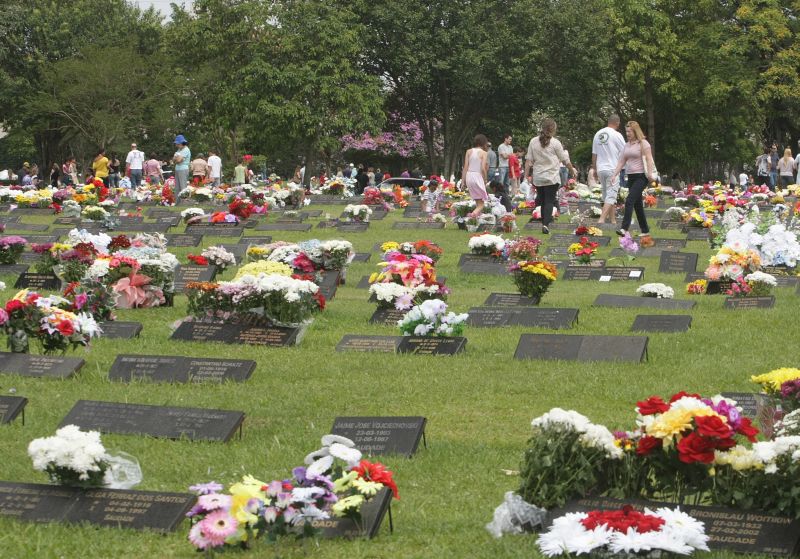 Familiares visitam túmulos no cemitério Jardim das Saudades | Ivonaldo Alexandre/Gazeta do Povo