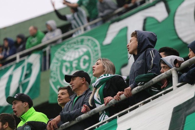 Torcedora comemora a vitória do Coritiba no clássico com o Atlético |