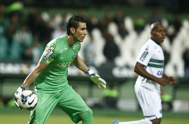Goleiro Vanderlei na partida do Coritiba contra o Botafogo |