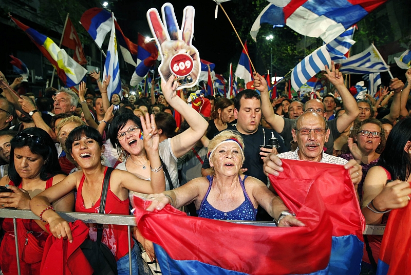 Eleitores do candidato da coalizão de esquerda Tabaré Vázquez se manifestam durante a votação no Uruguai | REUTERS/Andres Stapff