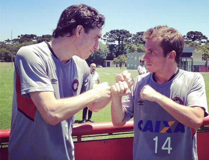 Cléo e Bady brincam de lutadores de MMA no treino do Atlético antes do Shooto 52 | Reprodução Instagram