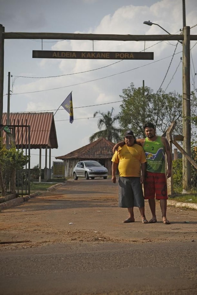 Em frente à aldeia, o cacique Carlos e o filho Bira |