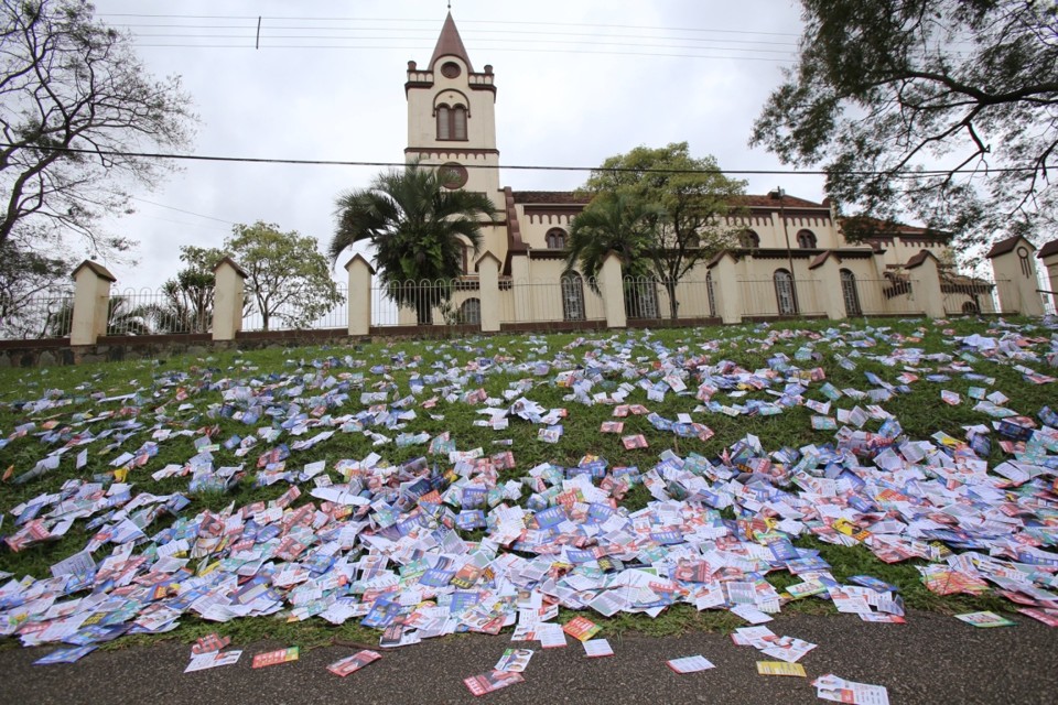 Colégio São José, no bairro Abranches, também foi "vítima" da sujeira dos santinhos | Daniel Castellano/Agência de Notícias Gazeta do Povo