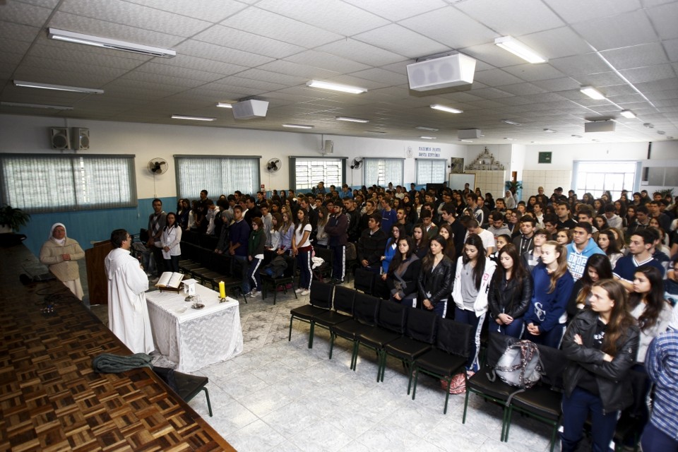 Missa de 7º dia na Escola Estadual Santa Cândida | André Rodrigues/Agência de Notícias Gazeta do Povo