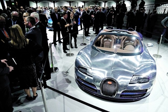 Bugatti Ettore- A montadora finaliza a série Les Légendes de Bugatti, formada por seis edições homenageando personagens da história da marca. O último da linha é uma versão do Veyron que custa R$ 7,1 milhões, criada para festejar o seu fundador, Ettore Bugatti. A casca traz fibra de carbono azul e alumínio escovado | Newspress/ Divulgação