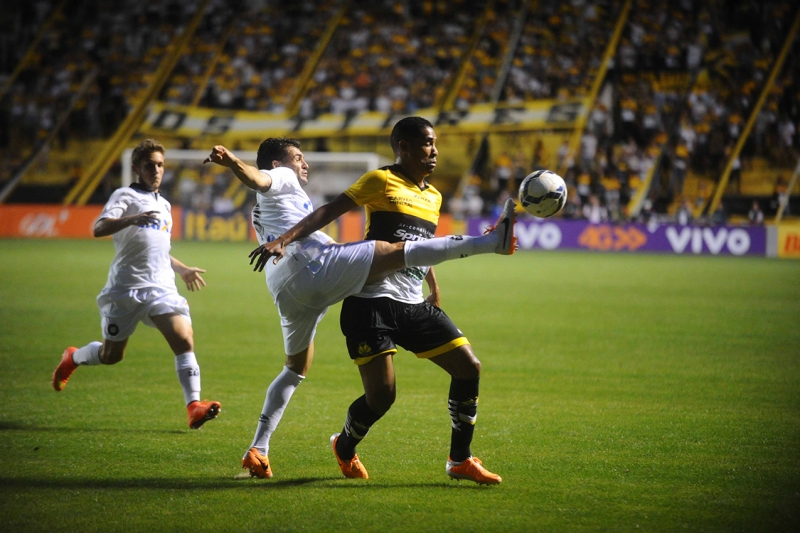 Ao lado de Deivid, o volante Paulinho Dias foi fundamental na proteção à defesa atleticana diante do Tigre no Heriberto Hülse | Caio Marcelo/ Agência RBS
