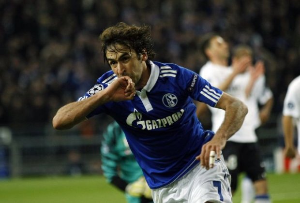 Raúl, com a camisa do alemão Schalke 04, seu último clube da Europa: atacante espanhol é a novidade do Cosmos | Reuters
