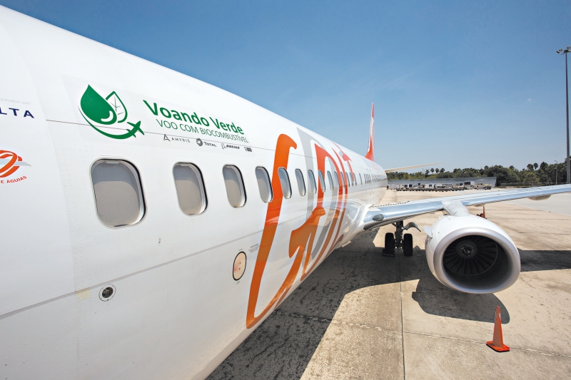 A companhia aérea brasileira GOL utilizou uma mistura de farnesane e combustível regular em um de seus voos em julho. O farnesane, feito de cana de açúcar, produz menos emissões de carbono | Amyris