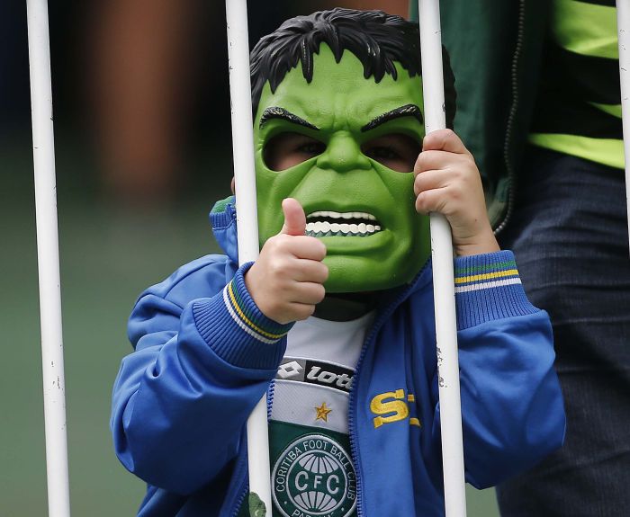 Pequeno Hulk fez a festa na torcida do Coxa no clássico Atletiba | Jonathan Campos / Gazeta do Povo