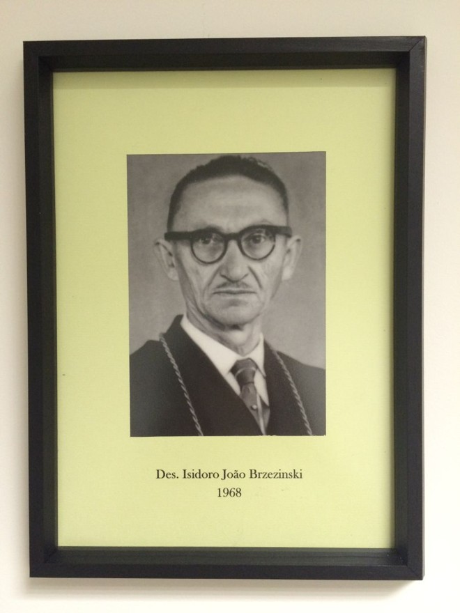 Des. Isidoro João BrzezinskiSeu primeiro contato com os problemas da justiça foi quando, ainda acadêmico, foi designado para a Promotoria Pública em Clevelândia. Prestou concurso público e foi nomeado juiz de direito, assumindo a comarca de Foz do Iguaçu em 1938. Em abril de 1962, foi nomeado para desembargador do TJ-PR, chegando ao cargo de vice-presidente, em 1968, corregedor-geral do Estado, vice-presidente e presidente do Tribunal Regional Eleitoral. Aposentou-se a pedido em 16 de março de 1973. Faleceu no ano de 1990. |
