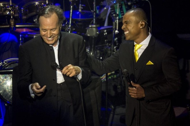 O pagodeiro Alexandre Pires em um dueto especial com Iglesias no Guairão. | 