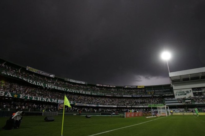 Tempo fechado no Couto Pereira. Chuva chegou no início da partida |