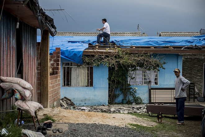 Moradores reclamam que faltam telhas e lona na cidade. Preocupação é com possibilidade de mais chuva durante o fim de semana |