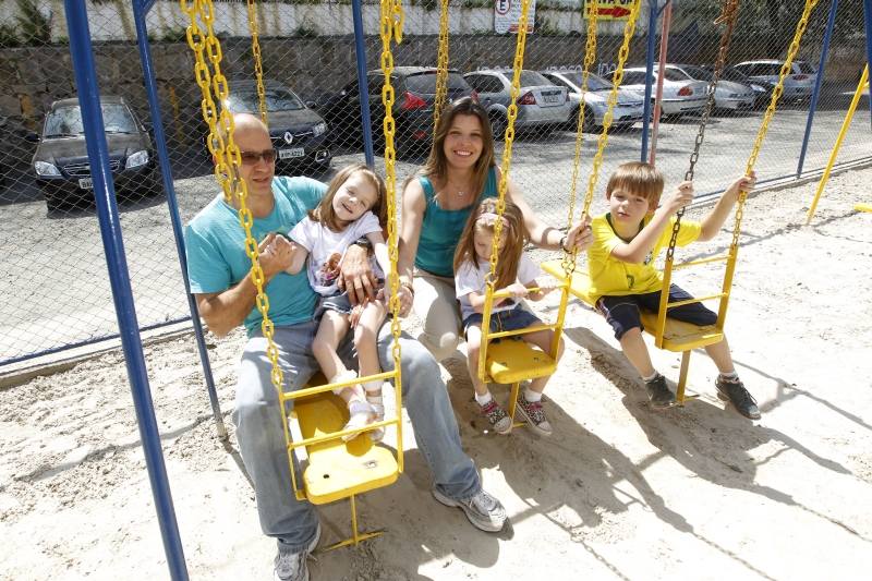 O casal Shirley Ordonio e Marco Antonio Zeni, com os filhos Leonardo e as gêmeas Letícia e Camila: estimulação cognitiva, motora e sensorial | Antônio More/Gazeta do Povo