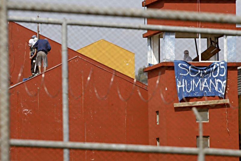 Reféns amarrados em para-raios eram "revezados" | Josué Teixeira/ Gazeta do Povo