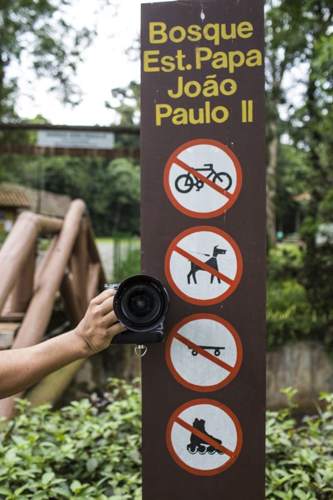 Câmera é colocada ao lado de placa de proibições do bosque |