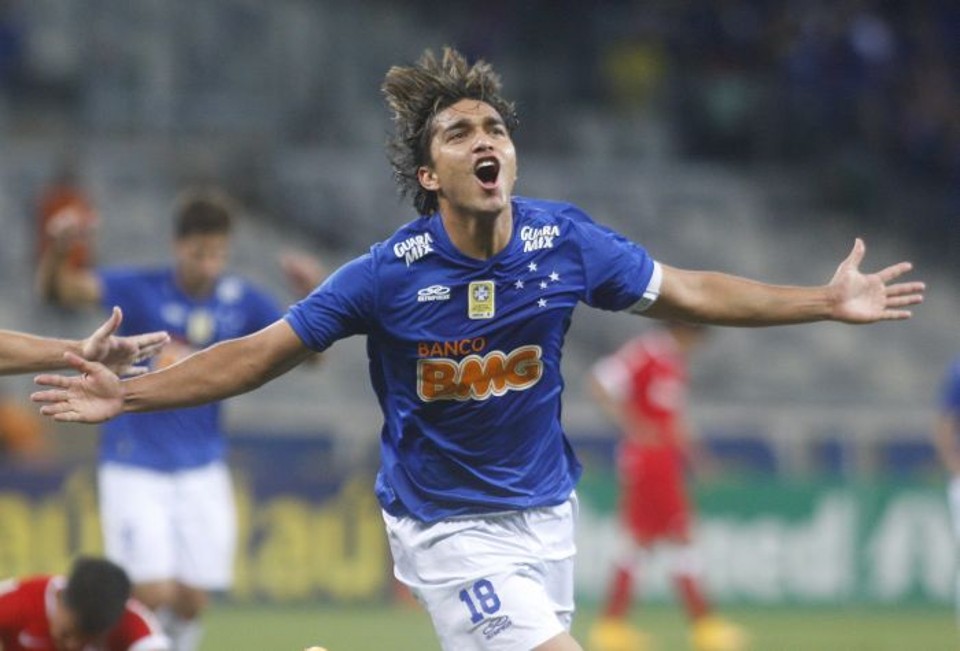 Marcelo Moreno comemora o primeiro gol do Cruzeiro na vitória sobre o Internacional | Leo Fontes / Folhapress