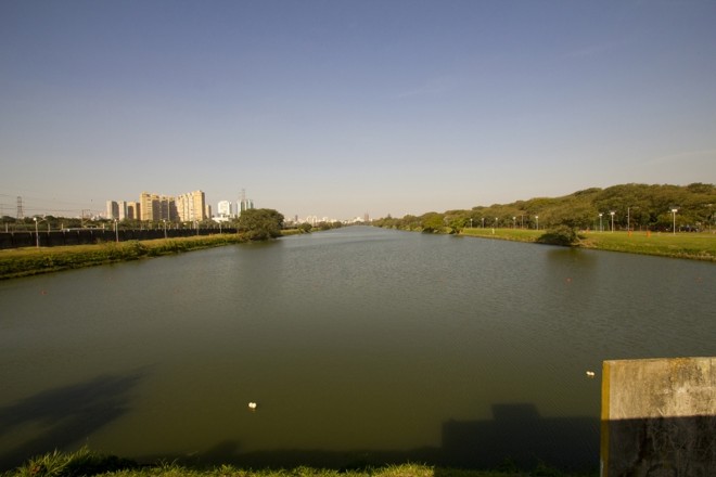 O jovem Victor Hugo Marques Santos, de 20 anos,desapareceu durante uma festa no velódromo da USP, em São Paulo, no dia 20 de setembro. Ocorpo foi encontrado três dias depois, na avenida Professor Mello Moraes, zona oeste de São Paulo, em um local próximo de onde ocorria a festa na qual Victor estava. Peritos disseram que o corpo do estudante não tinha sinais aparentes de afogamento. De acordo com os policias, o jovem apresentava certas escoriações, mas nenhum ferimento que poderia justificar a morte. O laudo não forneceu conclusões sobre o que causou, de fato, o óbito. A última novidade do caso foi que os pais ofereceram dinheiro para quem fornecer pistas concretas que levem à verdade sobre o que aconteceu com o jovem. Ao longo do mês houve ainda o caso em que um estudante brasileiro foi encontrado inconsciente em uma piscina de hotel, nos Estados Unidos, na cidade de Mobile, no Alabama, e morreu tempo depois. Ele tinha ido ao país para apresentar um trabalho que tinha feito sobre a favela de Paraisópolis, onde morava. Nas páginas policiais também teve destaque nacional o caso em que o dono e o gerente da lanchonete Waldo X-Picanha Prime, na Alameda Cabral, em Curitiba, foram presos durante uma operação da Polícia Civil contra o tráfico de drogas. A operação que culminou na prisão ocorreu no dia 24 e foi deflagrada pela Divisão Estadual de Narcóticos (Denarc). | 