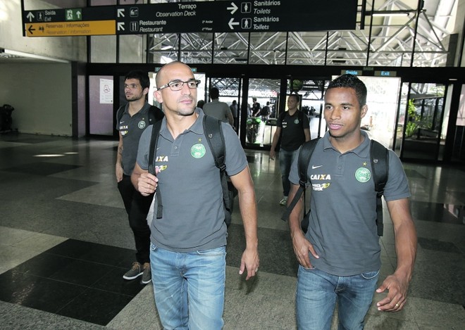 Volante Gil e meia atacante Élber disputam uma vaga no Coxa com a suspensão de Zé Love | Daniel Castellano/ Gazeta do Povo