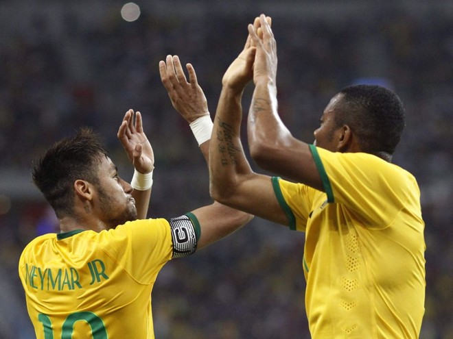 Com Robinho, Neymar comemora seu terceiro gol ao estilo basquete | 