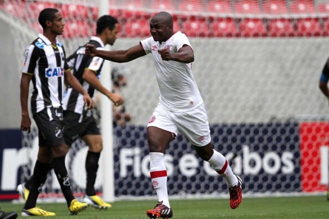 Sassá comemora gol contra o ABC | Marlon Costa / Futurapress/Folhapress
